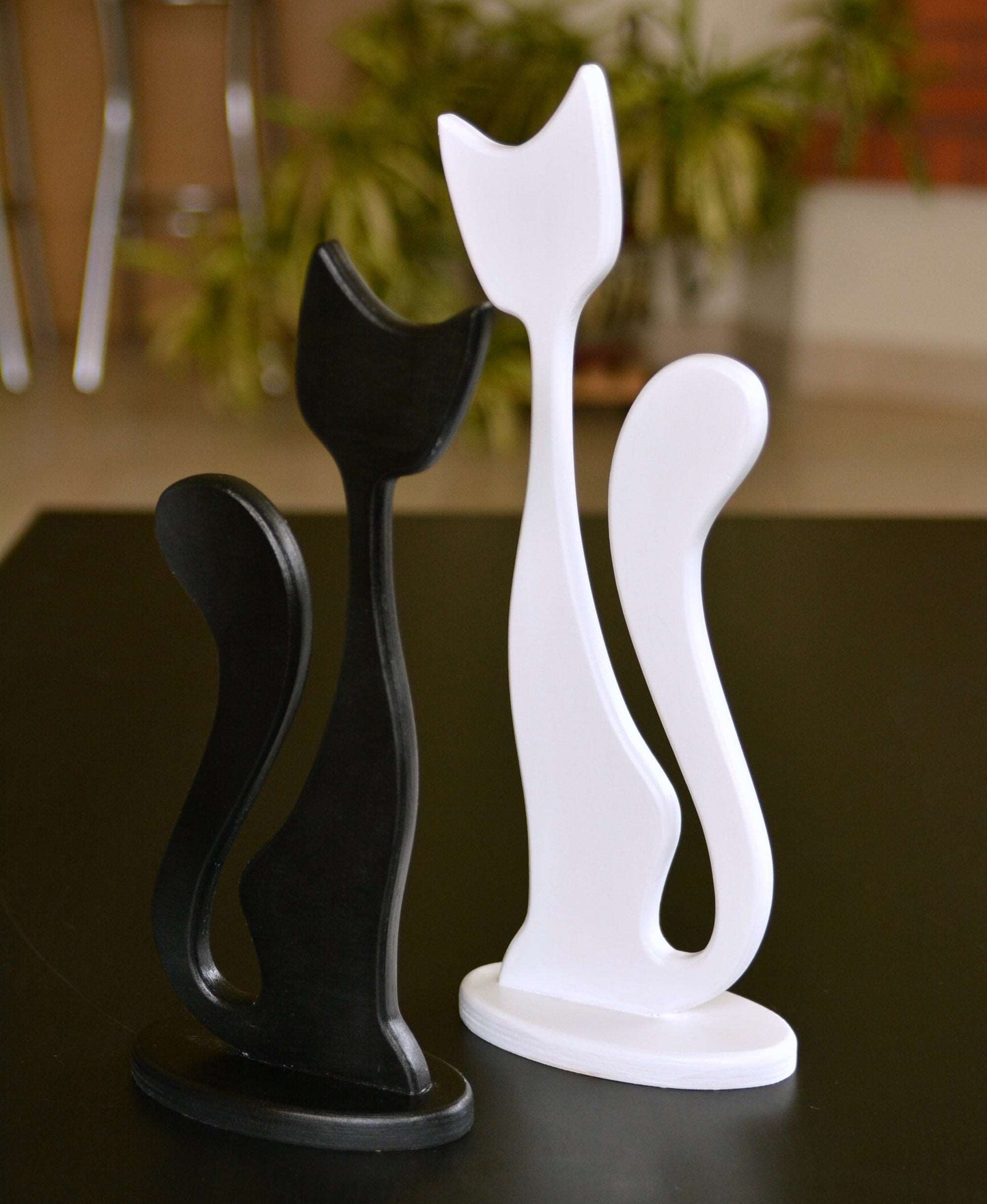Juodos ir baltos katyčių dvynių medinės skulptūrėlės 34 cm. ir 39 cm.