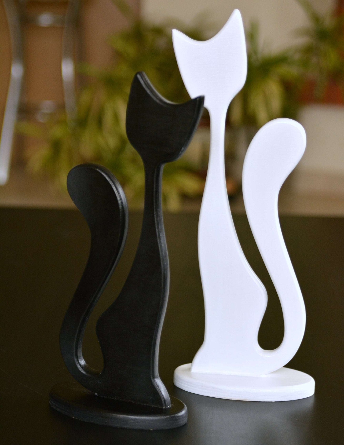 Juodos ir baltos katyčių dvynių medinės skulptūrėlės 34 cm. ir 39 cm.