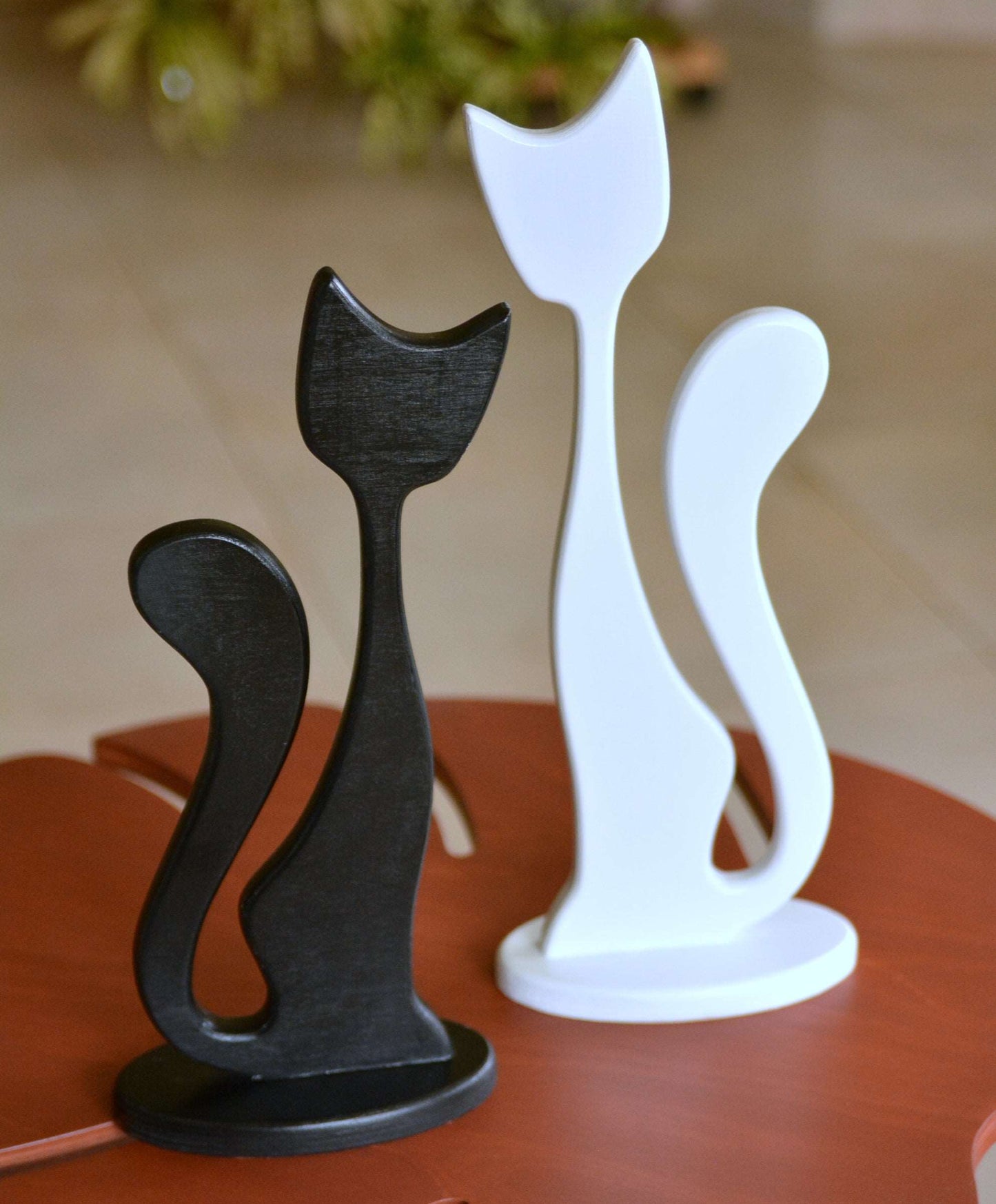 Juodos ir baltos katyčių dvynių medinės skulptūrėlės 34 cm. ir 39 cm.