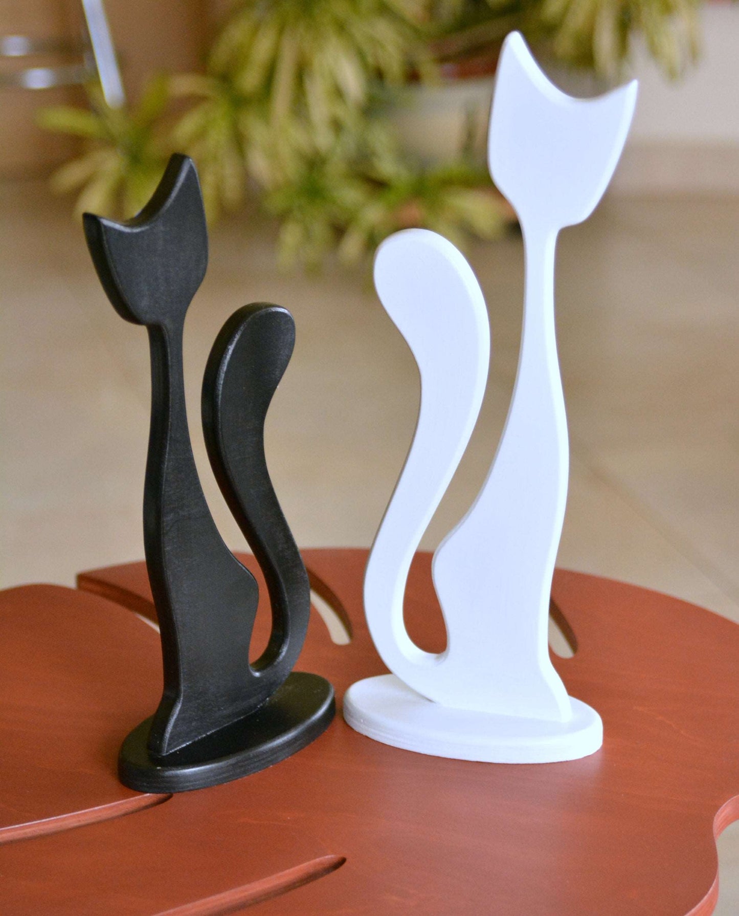 Juodos ir baltos katyčių dvynių medinės skulptūrėlės 34 cm. ir 39 cm.