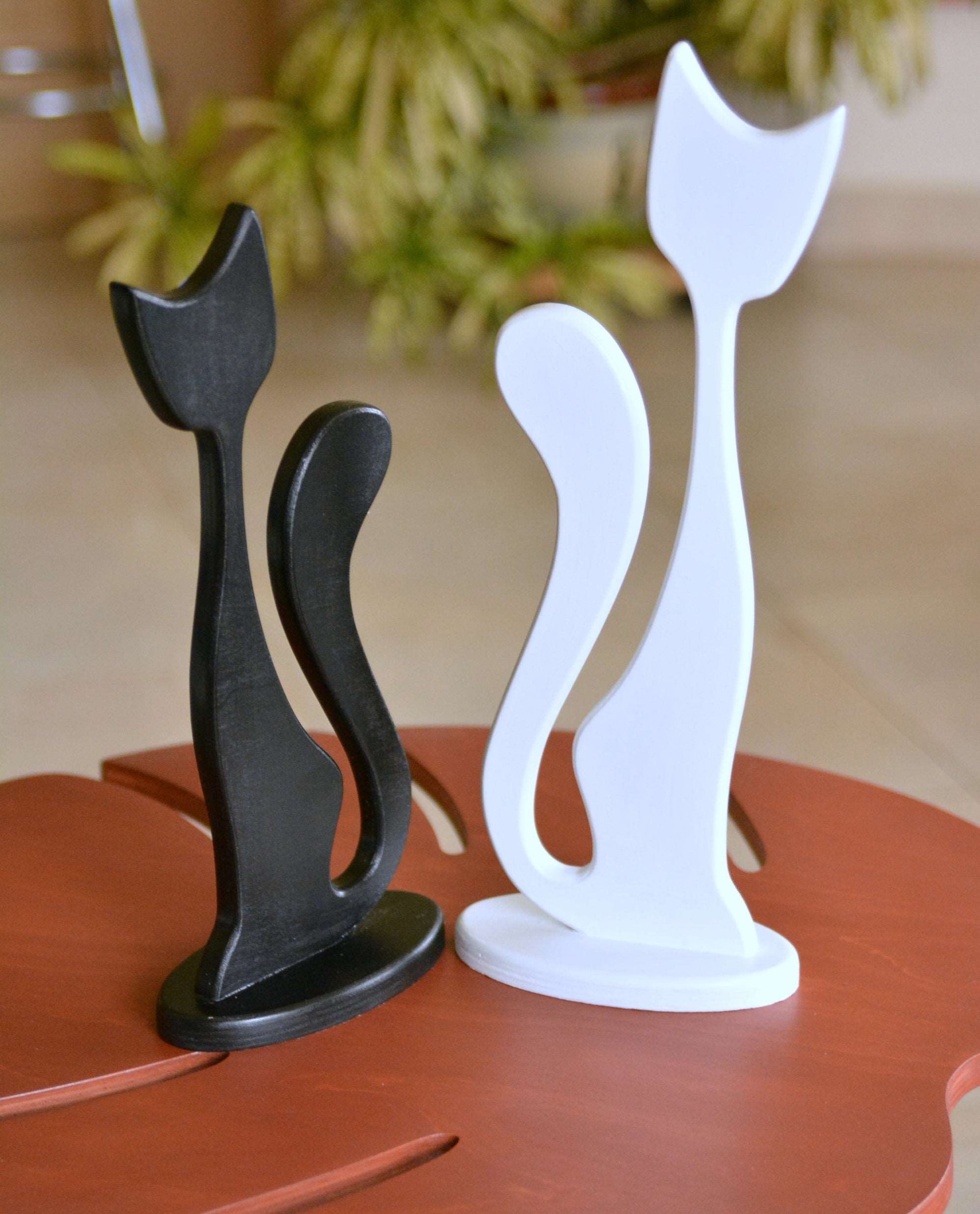 Juodos ir baltos katyčių dvynių medinės skulptūrėlės 34 cm. ir 39 cm.