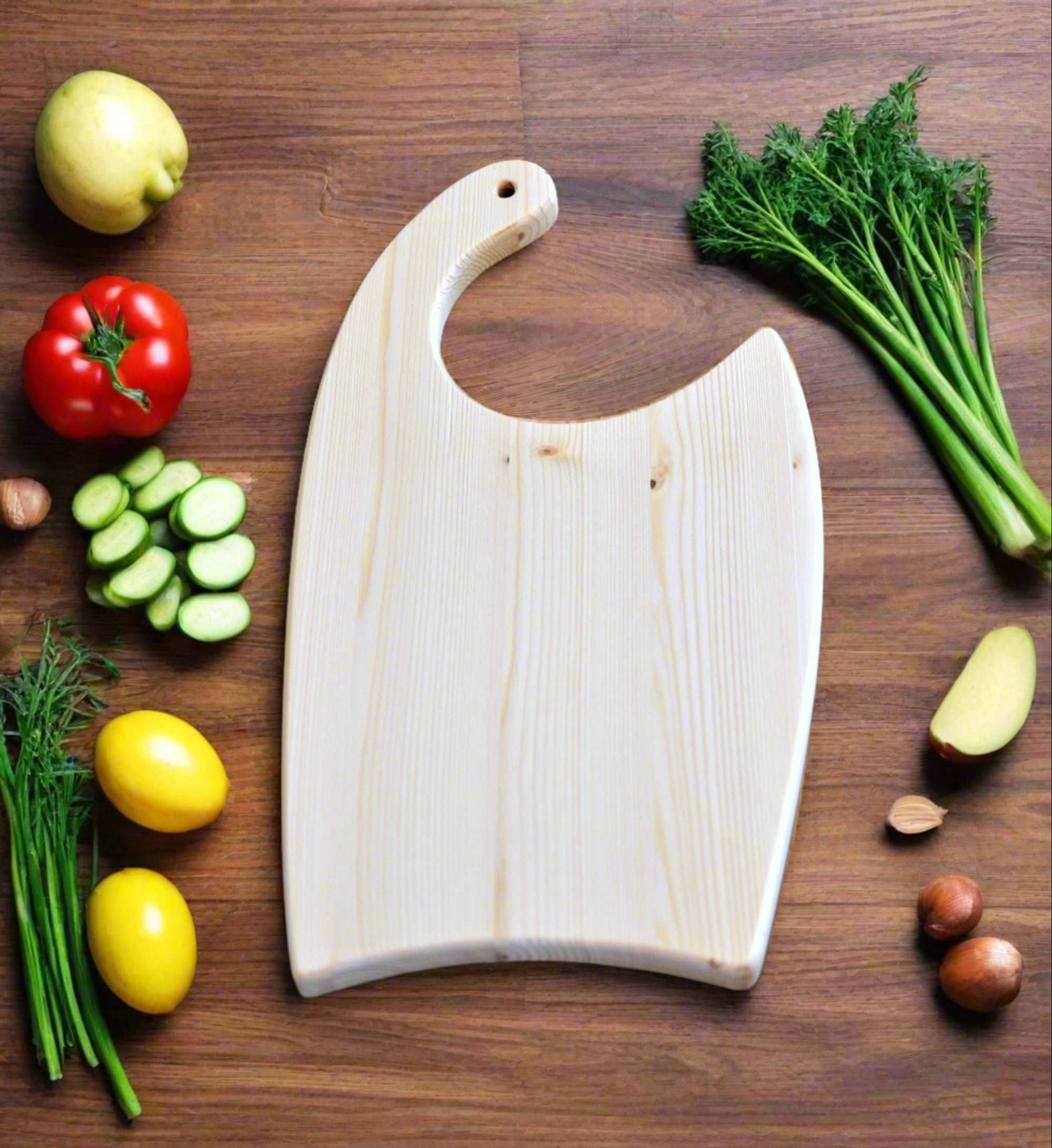 Dekoratyvi rankų darbo pušinė pjaustymo lentelė 36 cm x 19 cm x 1,8 cm