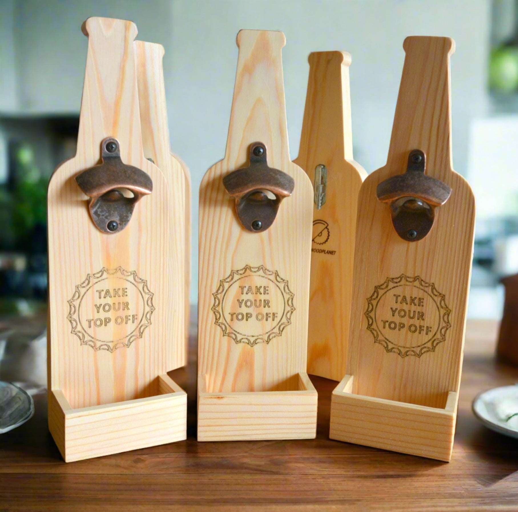 Pakabinamas alaus atidarytuvas su kamštelių gaudykle