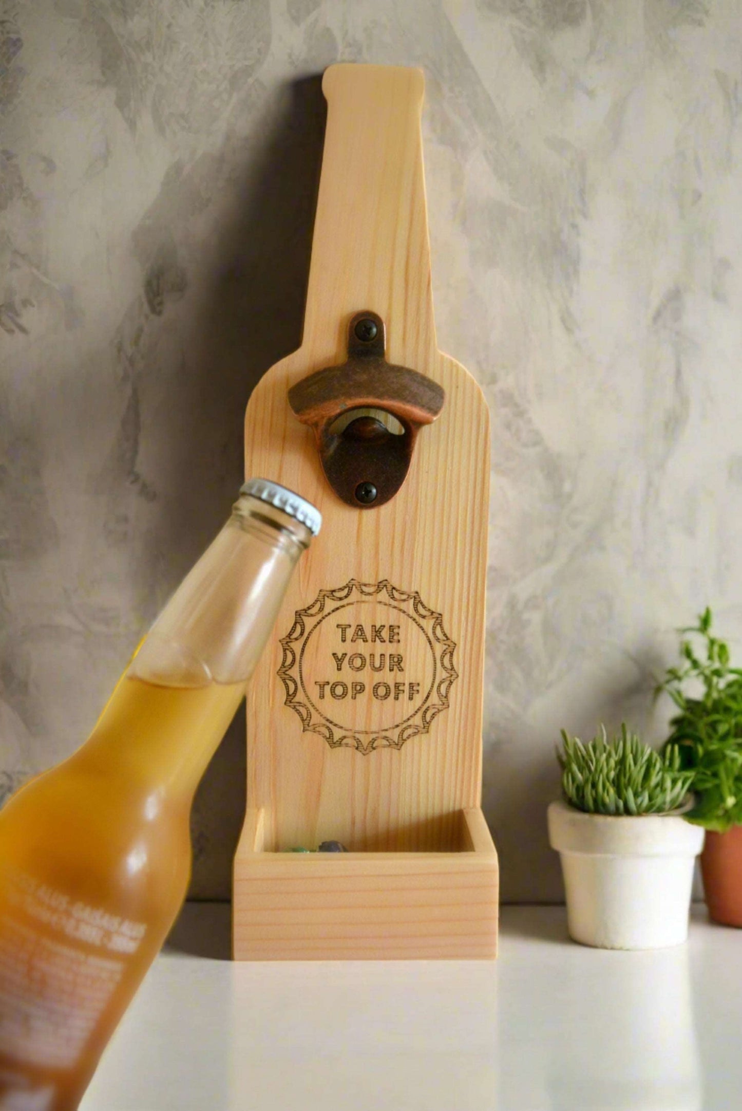 Pakabinamas alaus atidarytuvas su kamštelių gaudykle