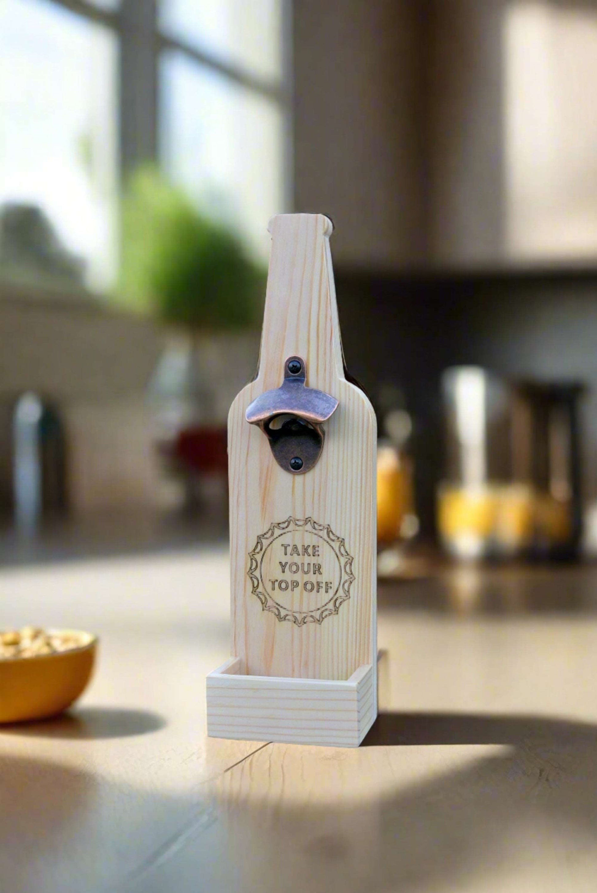 Pakabinamas alaus atidarytuvas su kamštelių gaudykle