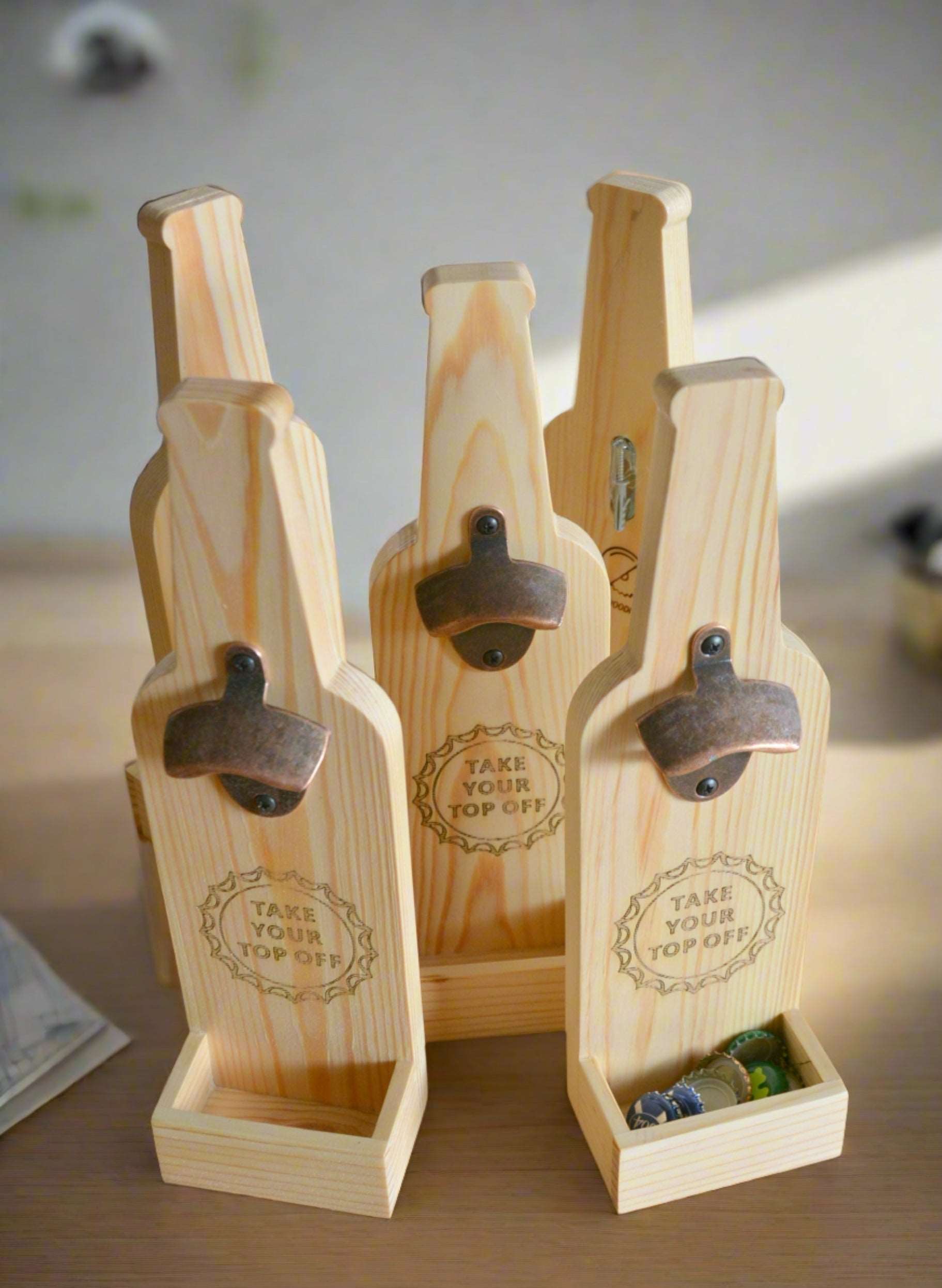 Pakabinamas alaus atidarytuvas su kamštelių gaudykle