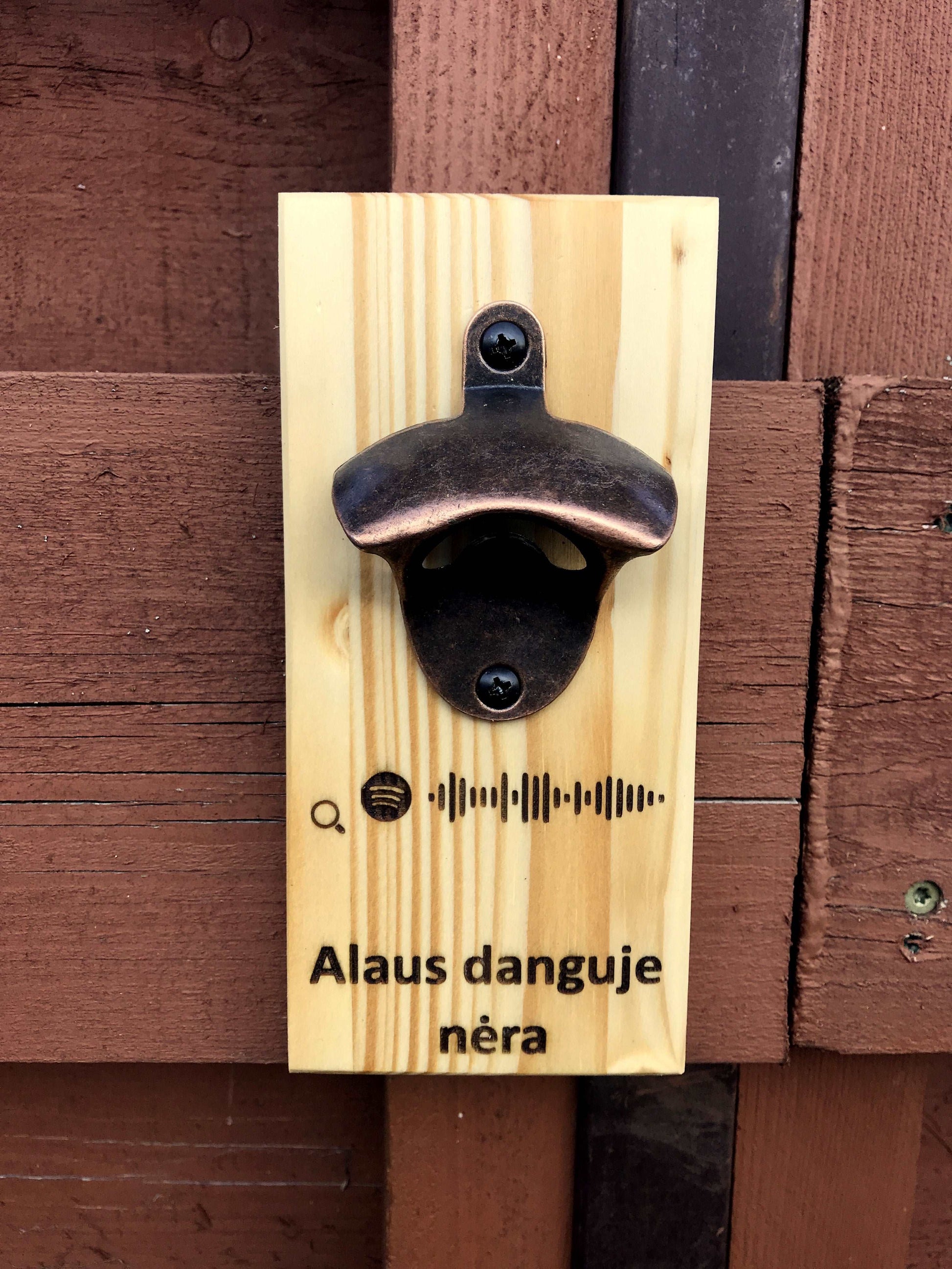 Pakabinamas interaktyvus magnetinis alaus atidarytuvas