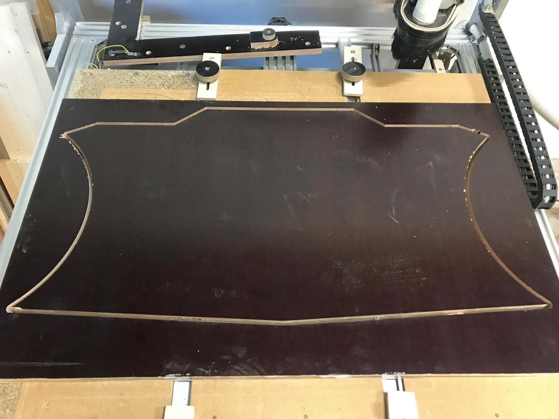 Pripučiamos valties transas iš jūrinės faneros. Gaminame, pagal kliento poreikį.