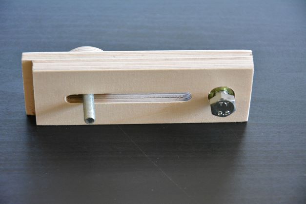 CNC spaustukų komplektas 4 vnt.  15mm. fanera