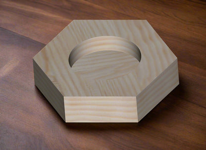 Žvakidė šešiakampė, pušinė 6 cm.